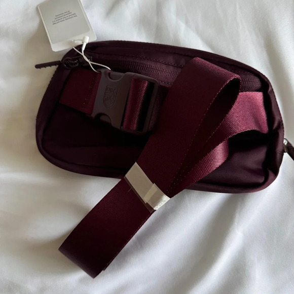 🆕💜 Lululemon UBC Everywhere Belt Bag - Cassis - Picture 5 of 6